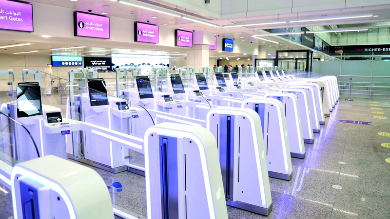 البوابات الذكية تسرع إجراءات مراقبة جوازات السفر. من المصدر