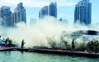 الصورة: «دفاع مدني دبي» يسيطر على حريق في يخت