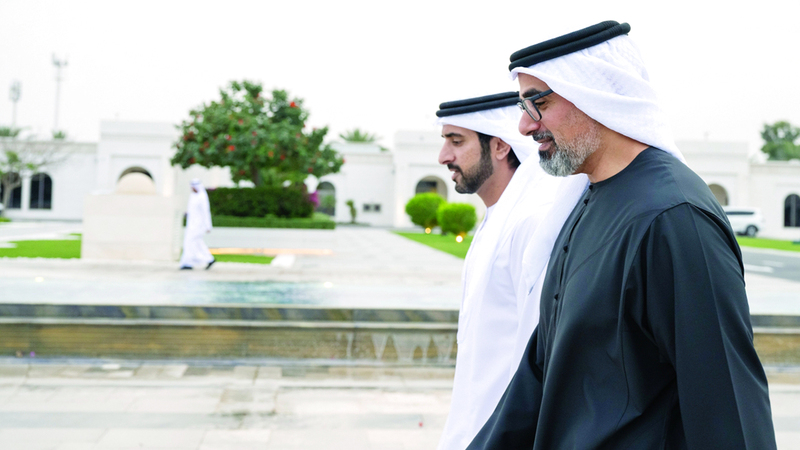 خالد بن محمد وحمدان بن محمد خلال لقائهما في قصر البطين بأبوظبي. وام