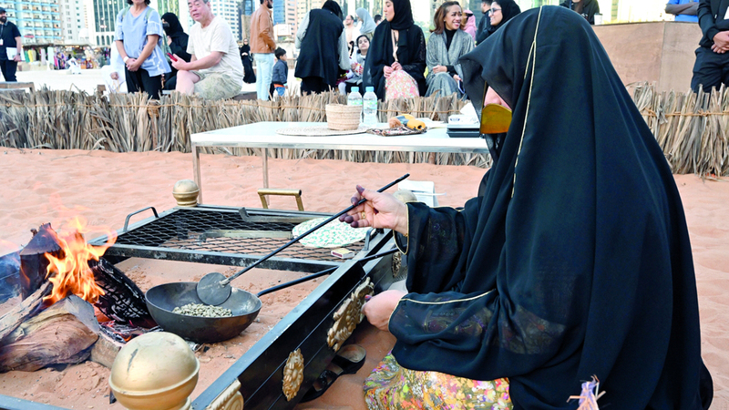 يرتبط إعداد القهوة وتجهيزها وتقديمها بتقاليد تعد جزءاً مهماً من تراث دولة الإمارات. تصوير: إريك أرازاس
