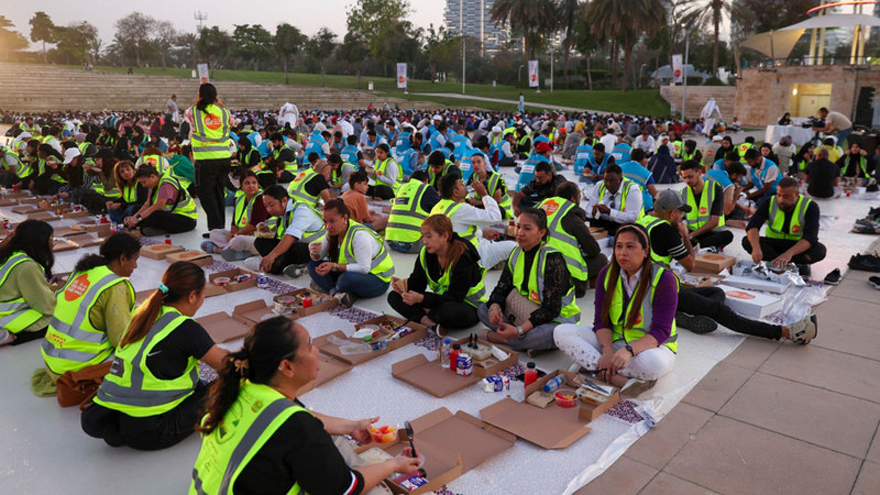 الإفطار الجماعي الإنساني انبثق من برنامج «طبخة الألف» إحدى مبادرات «بنك الإمارات للطعام».   من المصدر