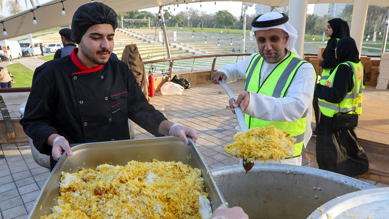 إقبال كبير من المتطوعين الطهاة لإعداد آلاف الوجبات ضمن برنامج «طبخة الألف».   من المصدر