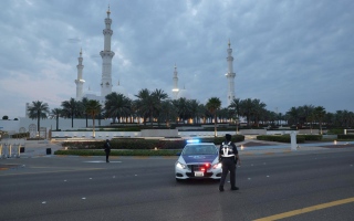 الصورة: شرطة أبوظبي تعزز انسيابية حركة المرور حول جامع الشيخ زايد