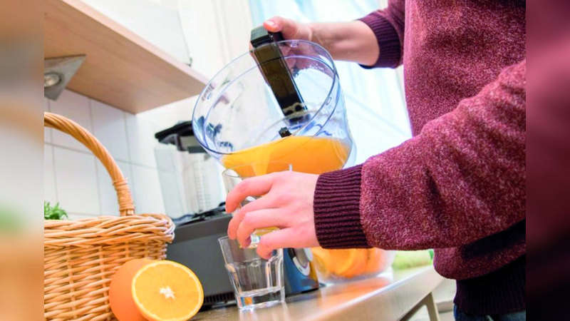 الأخصائية نصحت بتناول كوب من عصير الفواكه الطازجة. أرشيفية