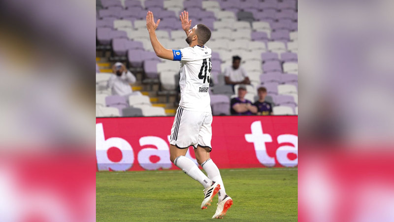 لاعب النصر عادل تاعرابت يحتفل بهدفه في مرمى العين. من المصدر