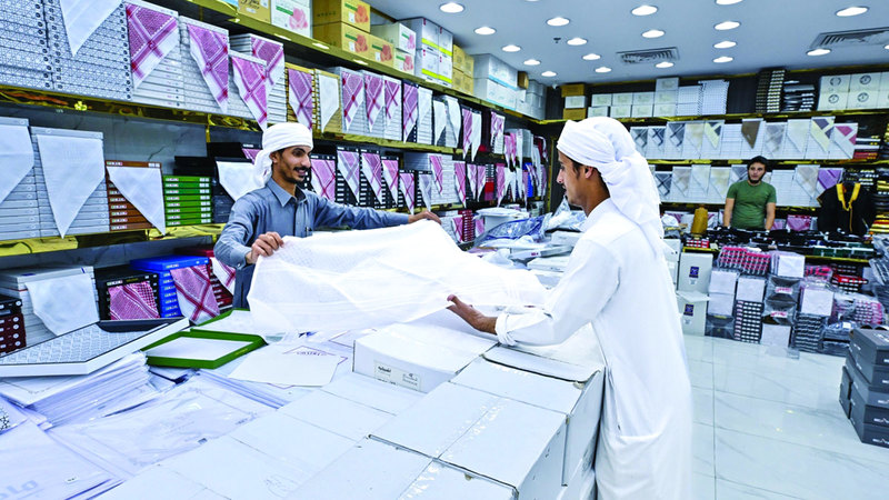 اختيار الكندورة من الأمور الأساسية استعداداً للعيد.   تصوير: أشوك فيرما