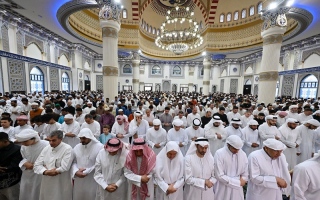 الصورة: صلاة عيد الفطر المبارك في المسجد الأزرق بدبي.. صور