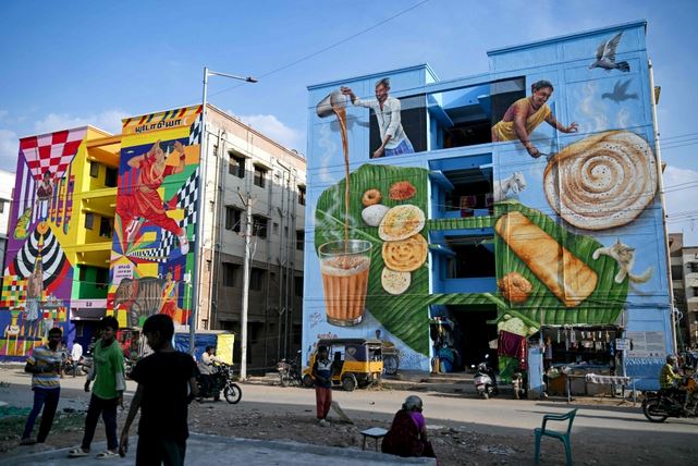 مساكن مزينة بالجداريات من قبل مجلس تنمية الموائل الحضرية في تاميل نادو في كويمباتور بالهند. الصور عن وكالات