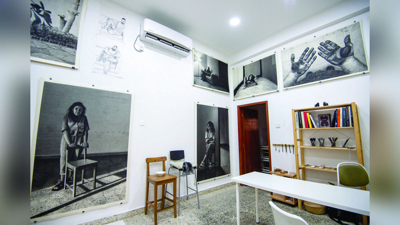 المنزل تحول إلى حاضن للفنانين. تصوير: يوسف الهرمودي