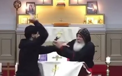 الصورة: طعن كاهن في كنيسة بسيدني خلال بث مباشر.. فيديو