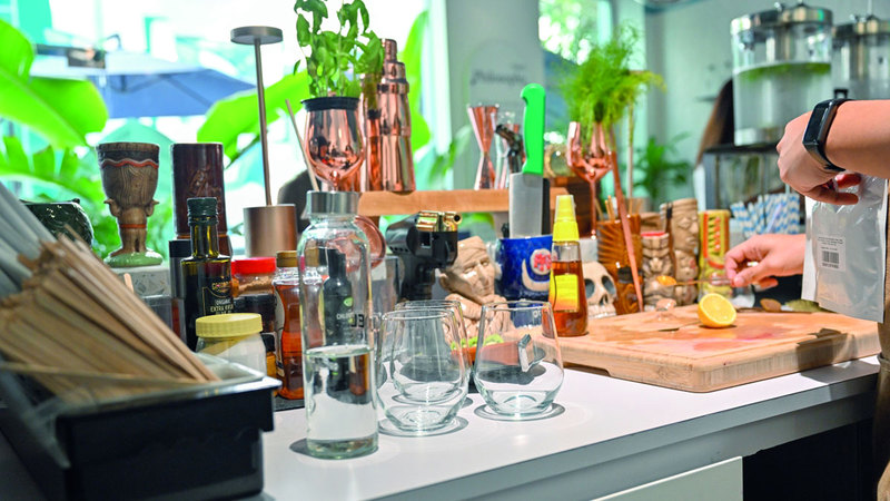 يستخدم المقهى آلة تعمل على إضافة المعادن إلى الماء لتحسين طعمه وقيمته الغذائية. تصوير: يوسف الهرمودي