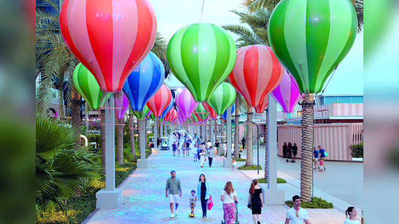 ممشى «بالم ويست بيتش» ينبض بالحياة مع عرض المناطيد. من المصدر