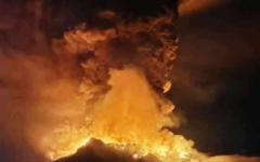 الصورة: لحظات تحبس الأنفاس.. ثوران بركان جبل روانج وإندونيسيا تجلي المئات من السكان  (فيديو)