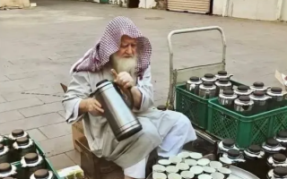الصورة: وفاة عجوز سوري ظلَّ 40 عاماً يوزِّع الشاي والتمر مجاناً على زوار المسجد النبوي
