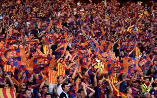 الصورة: الاتحاد الأوروبي يعاقب برشلونة بعد أحداث مباراة باريس سان جيرمان