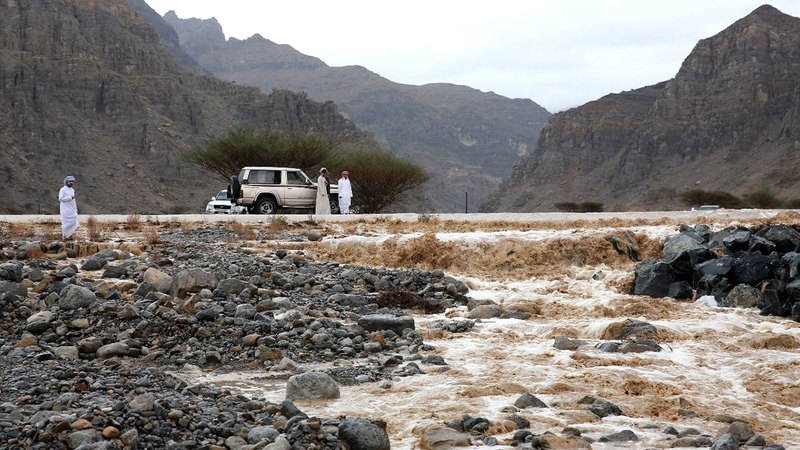 السلوك المتهور أثناء جريان الأودية وهطول الأمطار قد يؤدي إلى خطر مباشر على حياة الطفل. الإمارات اليوم