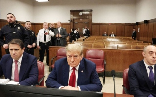 الصورة: ترامب ينام في قاعة المحكمة خلال محاكمته