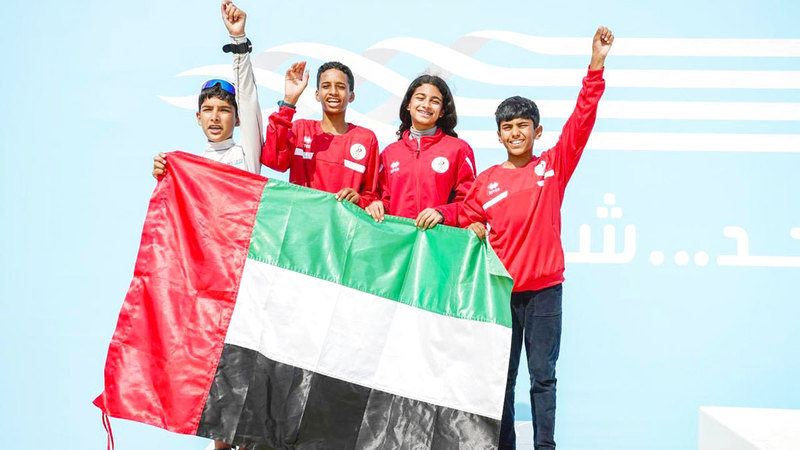 منتخب الإمارات للشراع يحتفل بالميدالية الفضية في اليوم الثاني من منافسات دورة الألعاب الخليجية الأولى للشباب. من المصدر