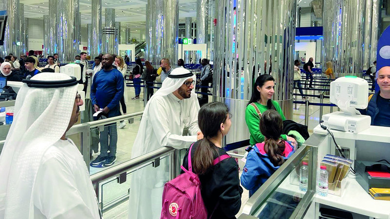 المرّي أشرف مباشرة على تسهيل وتسريع إجراءات المسافرين. وام