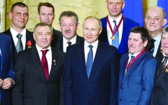 الصورة: رجال أمن ومسؤولون في دائرة بوتين الداخلية