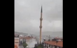 الصورة: مئذنة ضخمة تسقط أرضاً بسبب العاصفة الجوية في تركيا (شاهد الفيديو)