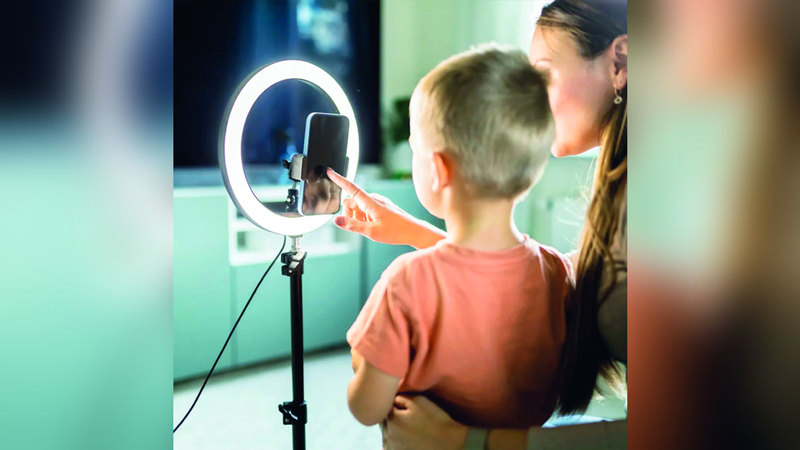 عوالم الإنترنت وفضاءات التواصل الاجتماعي سلاح ذو حدين. أرشيفية