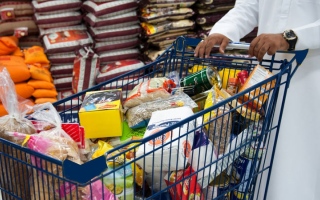 الصورة: مستهلكون يطالبون منافذ البيع بزيادة «صناديق الدفع» خلال مواسم الشراء الرئيسة