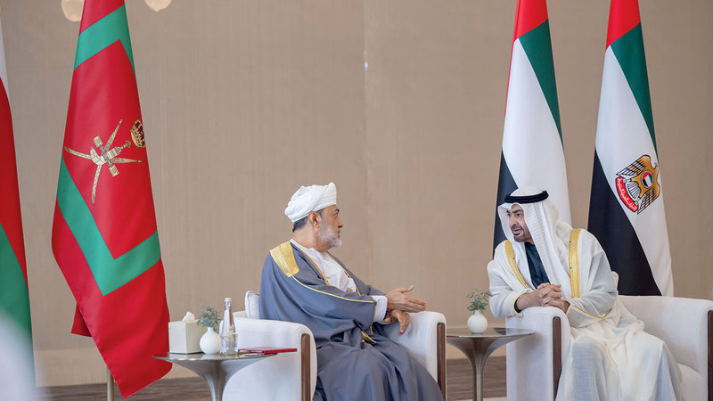 رئيس الدولة خلال استقباله سلطان عُمان. وام