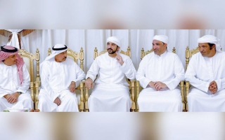 الصورة: ولي عهد دبي يقدم واجب العزاء في وفاة محمد بن غانم علي المري