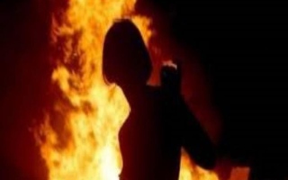 الصورة: هندي يشعل النار في زوجته الحامل..بسبب غريب