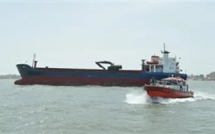 الصورة: انقاذ سفينة وطاقمها من الغرق قبل عبورها قناة السويس المصرية