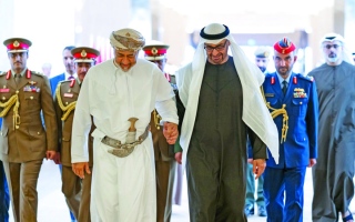 الصورة: ودّعه رئيس الدولة.. سلطان عُمان يختتم زيارة دولة إلى الإمارات