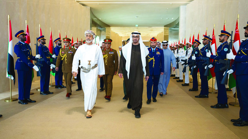 رئيس الدولة خلال وداعه سلطان عُمان في مطار الرئاسة بأبوظبي. وام