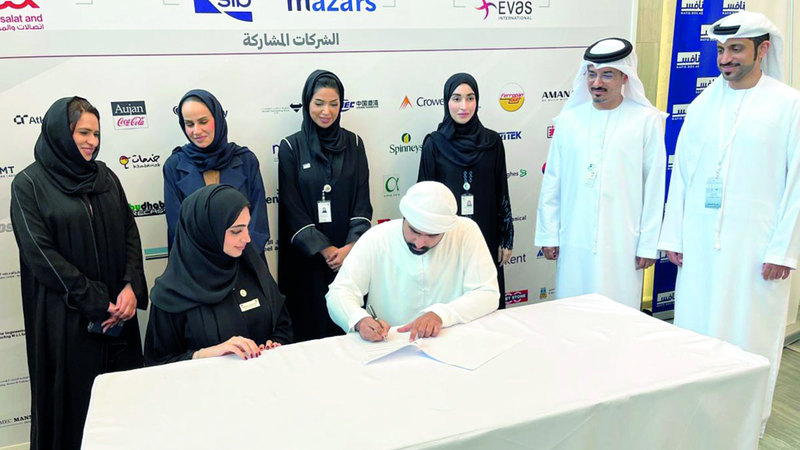 خلال التوقيع على عقد التوظيف. الإمارات اليوم