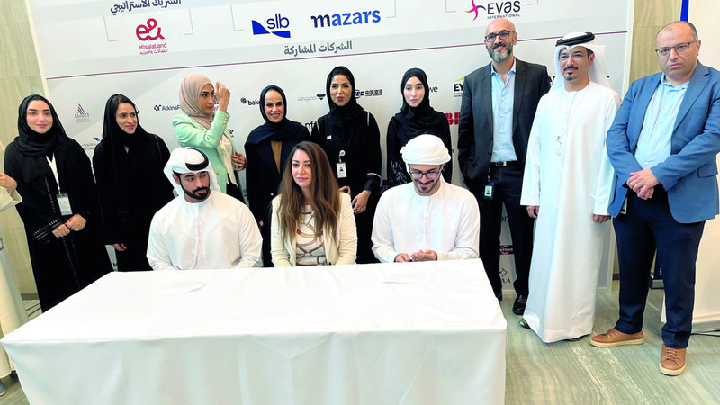 مواطنان خلال توقيع عقدي التوظيف. الإمارات اليوم