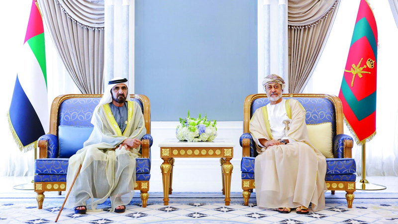 محمد بن راشد خلال لقائه هيثم بن طارق. وام