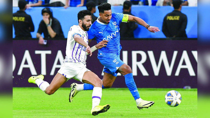 هجمة للهلال قادها سالم الدوسري وسط رقابة لصيقة من قائد العين بندر الأحبابي. من المصدر