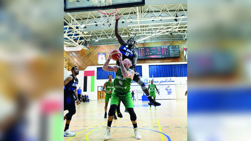 لاعب شباب الأهلي نيكولاس يحاول التسجيل وسط دفاع لاعب النصر مامادو. تصوير: أحمد عرديتي