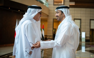 الصورة: عبدالله بن زايد يستقبل وزير خارجية البحرين ويبحثان العلاقات الأخوية بين البلدين