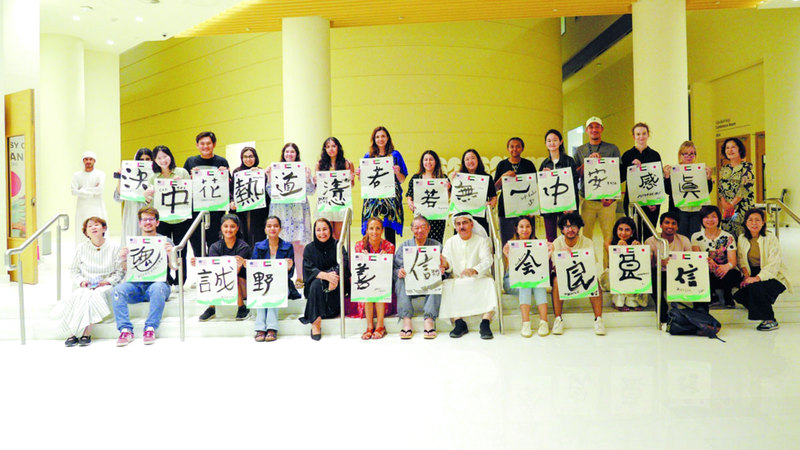 الورشة سلطت الضوء على مراحل تطور فنون الخط العربي والياباني. وام