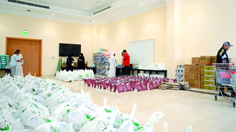 جانب من حملة «عونك كلباء».    تصوير: نهلة المنصوري