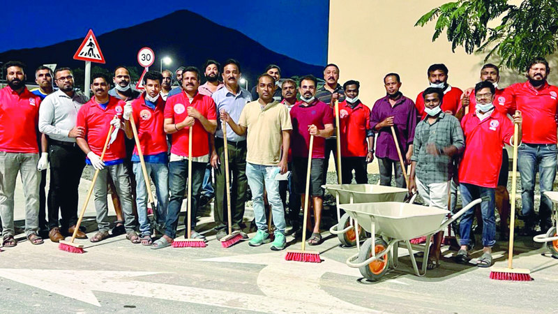 فرق المتطوعين لإزالة آثار «المنخفض» من الطرقات. من المصدر