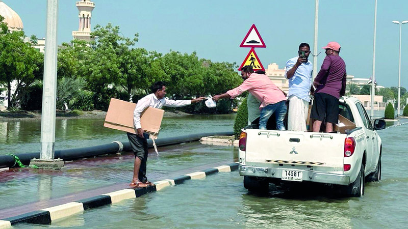 فريق من المتطوعين لتوزيع الوجبات. من المصدر