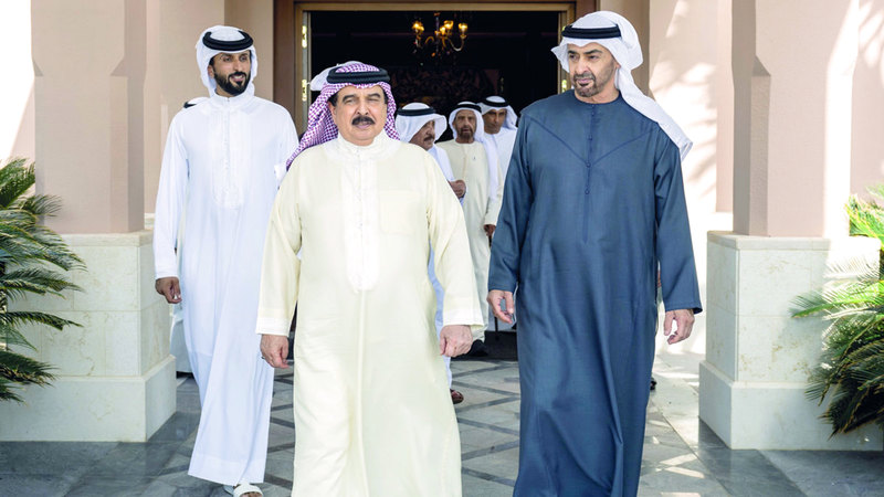 رئيس الدولة خلال لقائه ملك البحرين في أبوظبي. وام