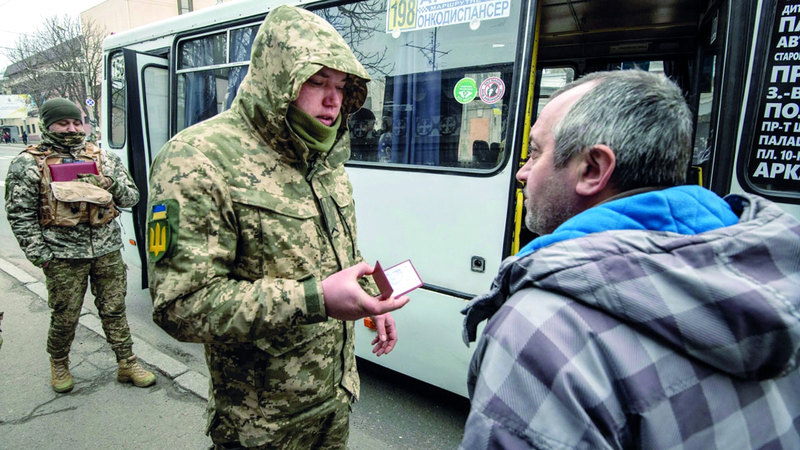 جندي يتحقق من هوية أحد المواطنين في كييف. أرشيفية