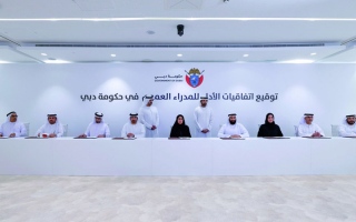 الصورة: حمدان ومكتوم بن محمد يشهدان توقيع حزمة جديدة من اتفاقيات الأداء للمدراء العموم في حكومة دبي