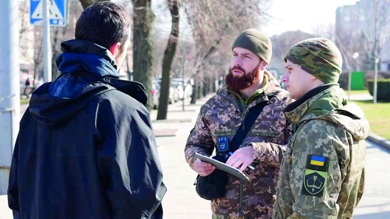 جنديان يتحققان من امتثال شاب لقانون التجنيد. أرشيفية