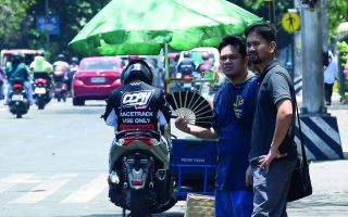 الصورة: أحداث وصور.. درجات الحرارة العالية تُربك حياة الناس في الفلبين