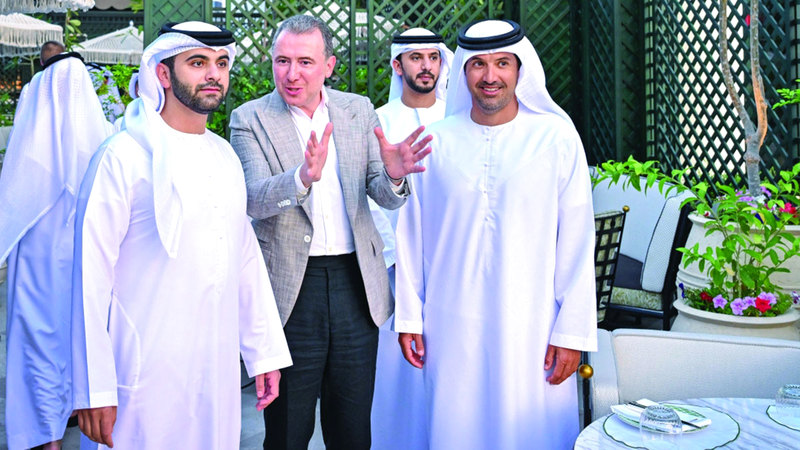 منصور بن محمد خلال زيارته فندق «ذا لانا دورشيستر» في دبي. وام