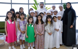 حمدان بن محمد يلتقي مجموعة من الأطفال المواطنين من المشاركين في أعمال تنظيف بعدد من فرجان دبي